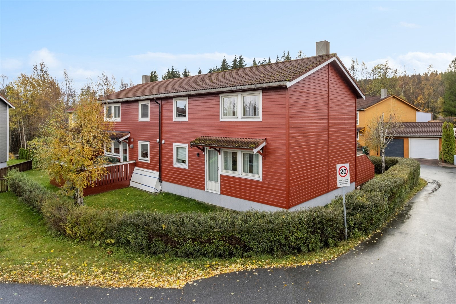 På baksiden av boligen er det mulighet for å etablere ekstra uteplass med utgang fra stue. Her kan man nyte solen utover kvelden. Galleribilde