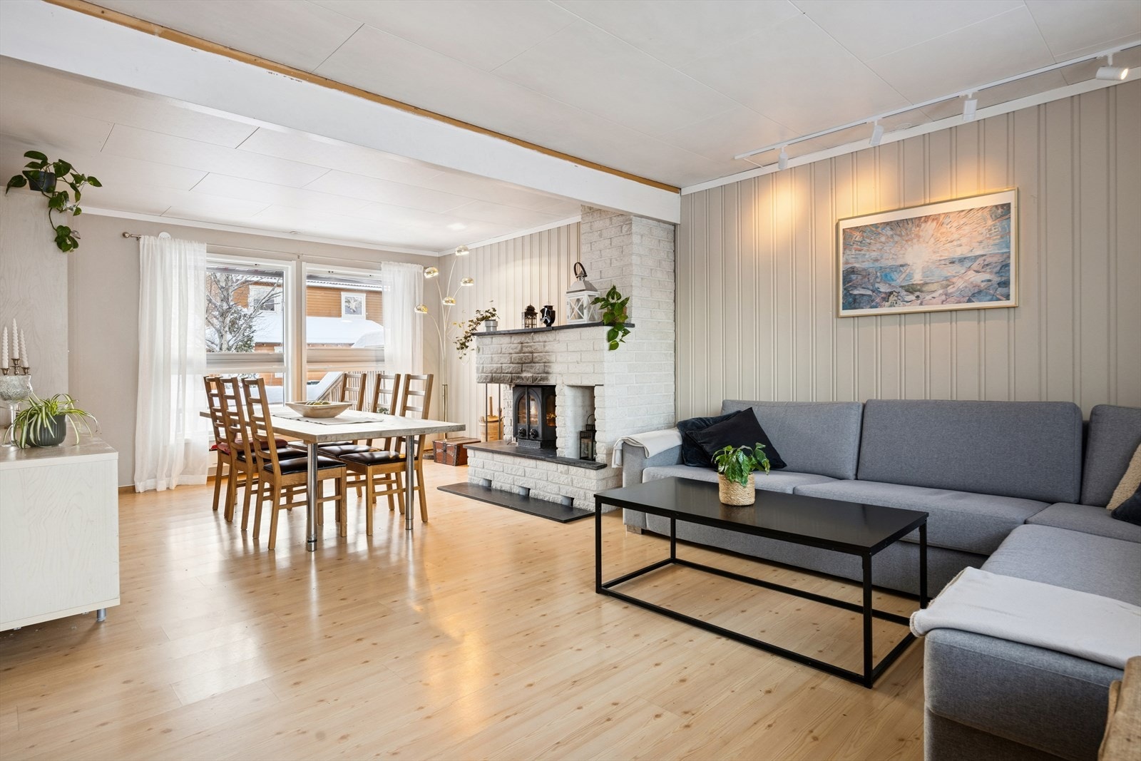 Boligen har behagelig oppvarming via peis i stue. Galleribilde