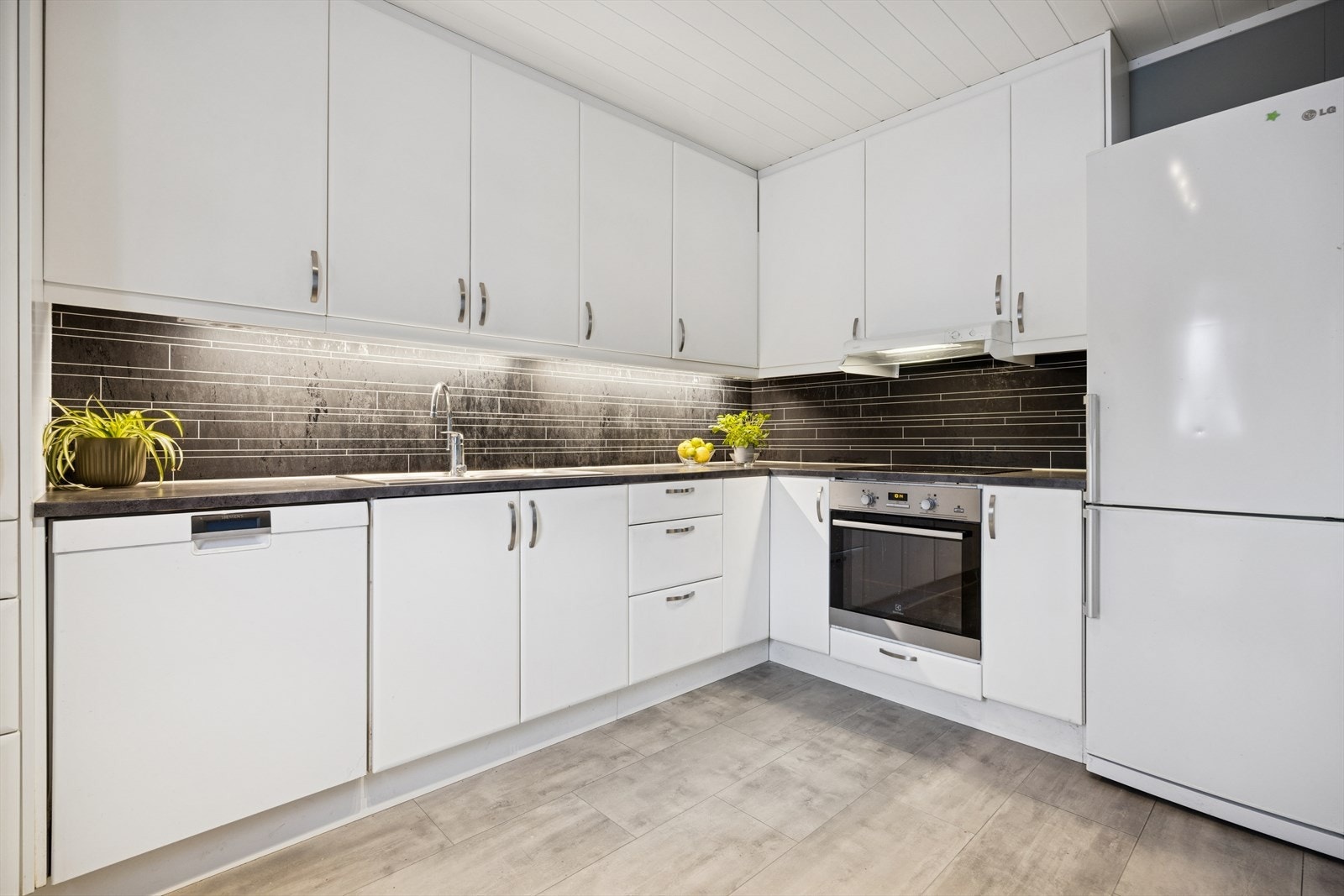 Separat kjøkken på 9,3m² med god skap- og benkeplass. Galleribilde