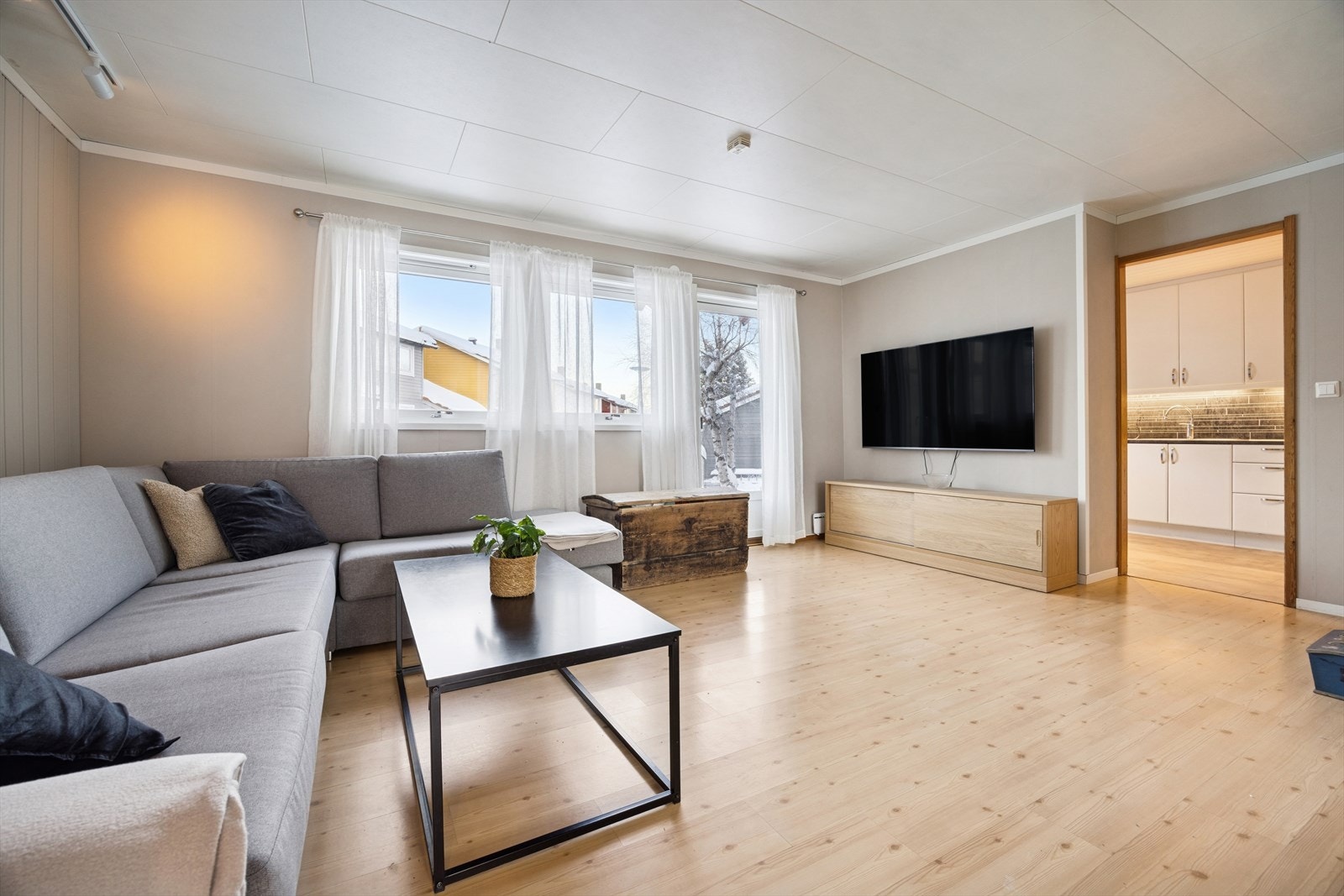 Store vindusflater med gjennomlys gir godt med naturlig lysinnslipp. Galleribilde