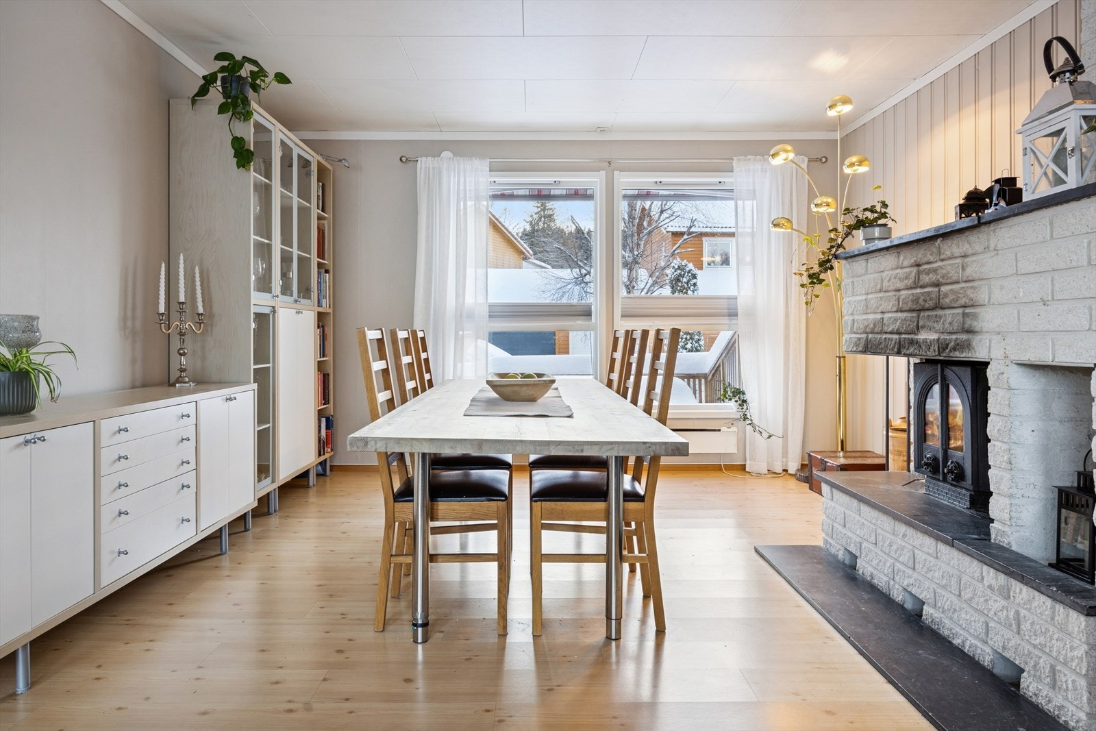 God plass til stort spisebord på stue. Galleribilde