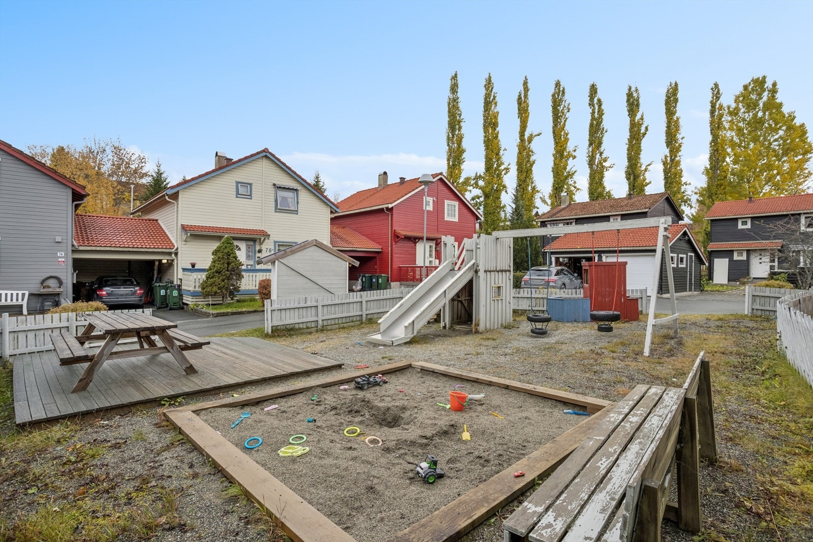 Nærområdet er svært barnevennlig med flere lekeplasser og trygg gangvei til skole og barnehage. Galleribilde