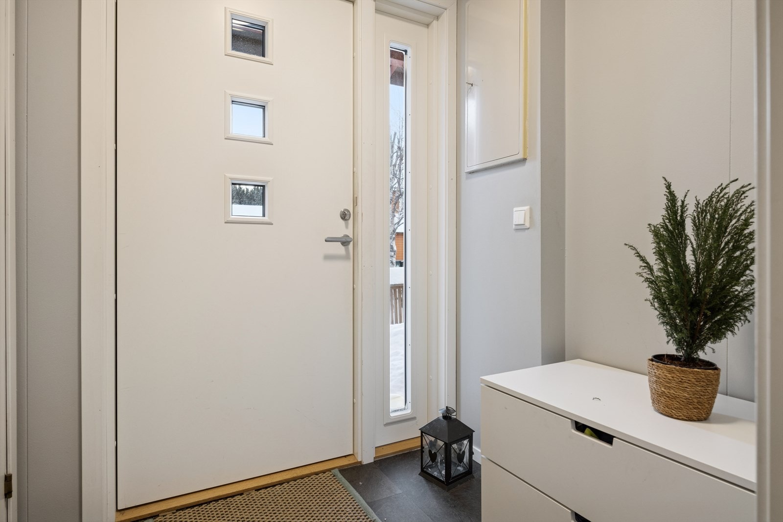 Velkommen inn! Lys entré på 2,7m² med plass til oppheng for yttertøy. Galleribilde