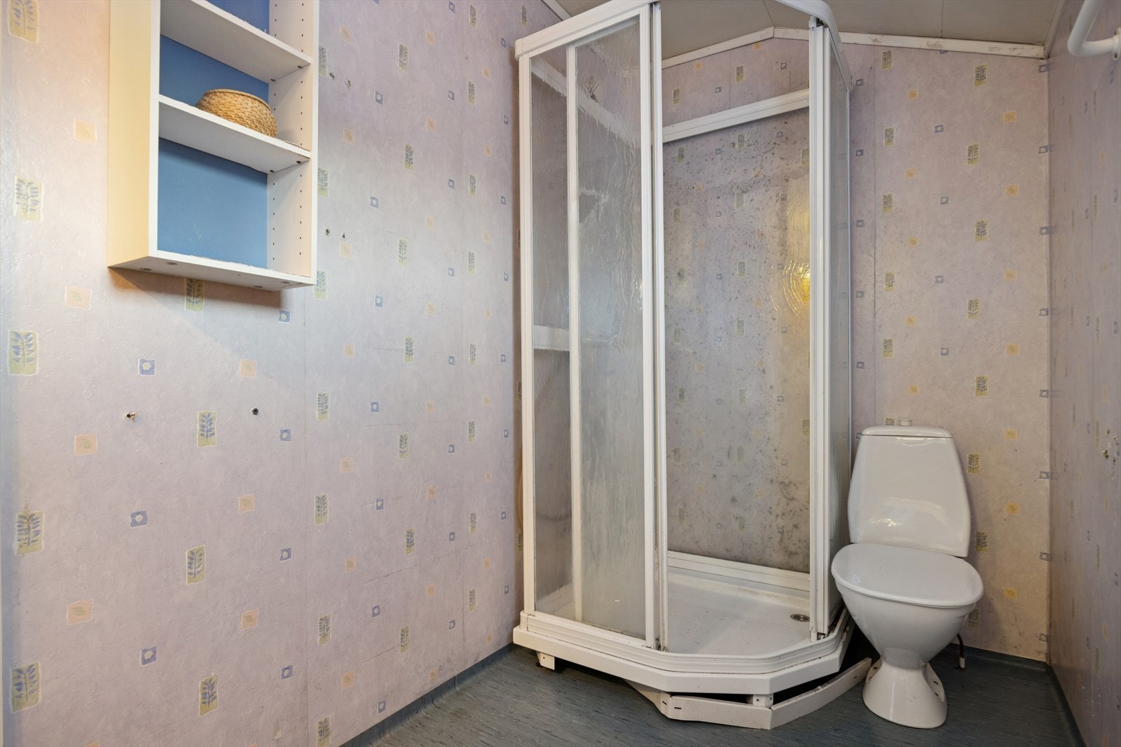 Badet er utstyrt med servant med god lagringsplass, dusjkabinett og toalett. Galleribilde