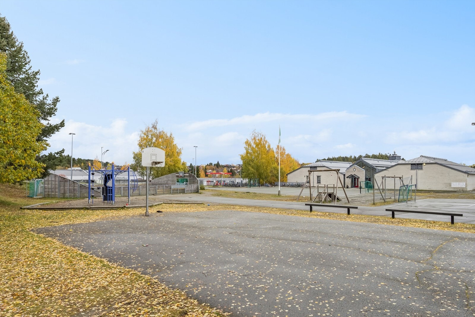 Stavset skole med flotte uteområder og Stavsetmyra barnehage ligger kun 300-400 meter fra boligen. Galleribilde