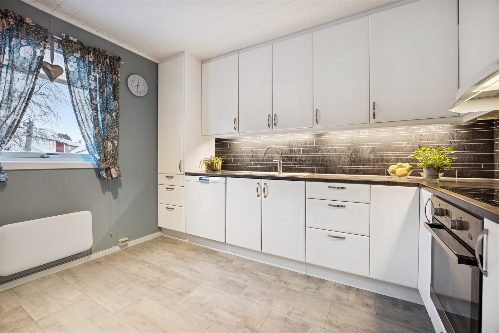 Hvitevarer på kjøkken medfølger i handelen. Galleribilde