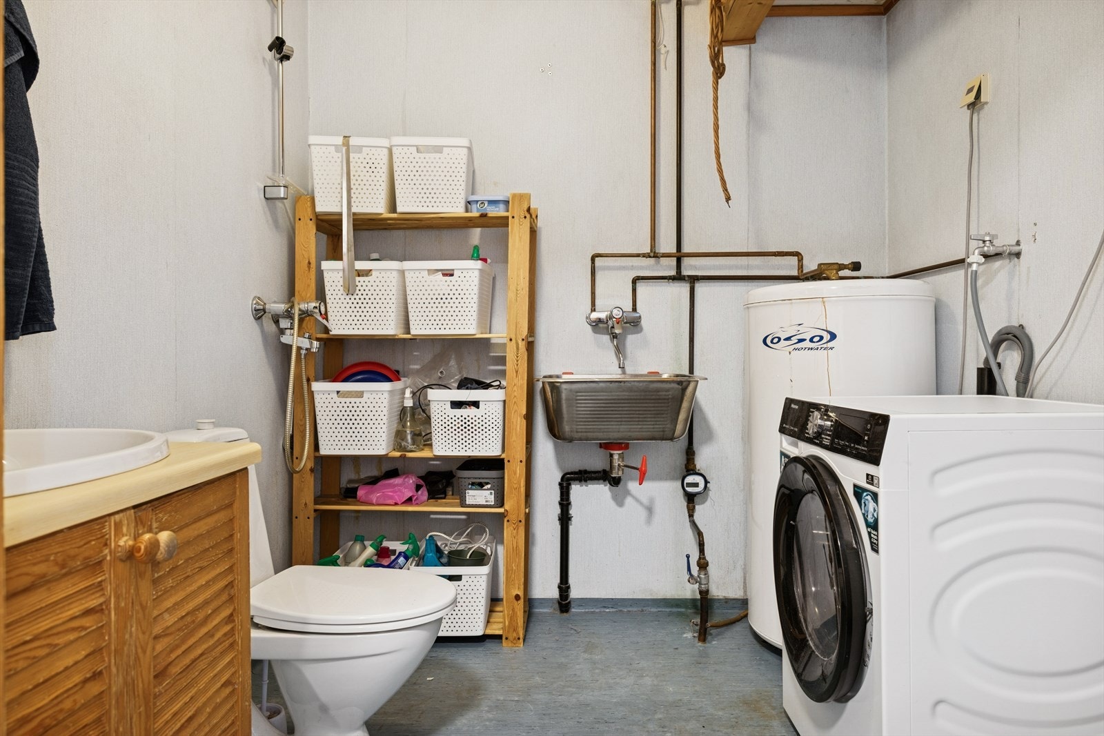Vaskerom i 1. etasje utstyrt med servant, toalett, utslagsvask og opplegg for dusj og vaskemaskin. Galleribilde