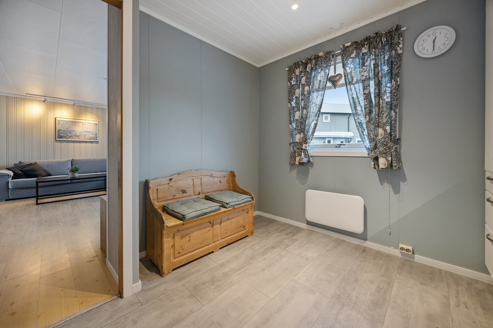 Kjøkkenet har god plass til spisebord, hvor frokosten kan inntas før du går løs på dagens gjøremål. Galleribilde