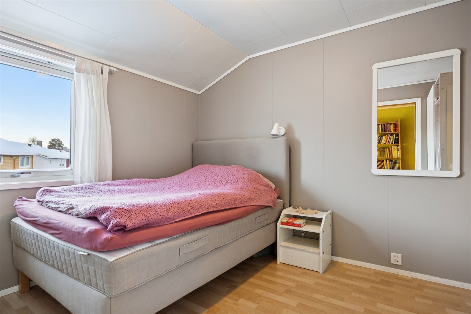 Soverom 2 er på 9,3m². Galleribilde