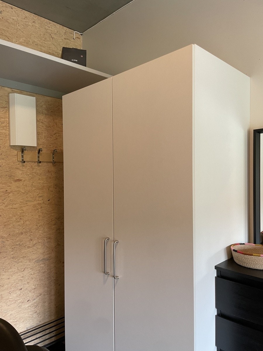 Klesskap med kleshengere Galleribilde