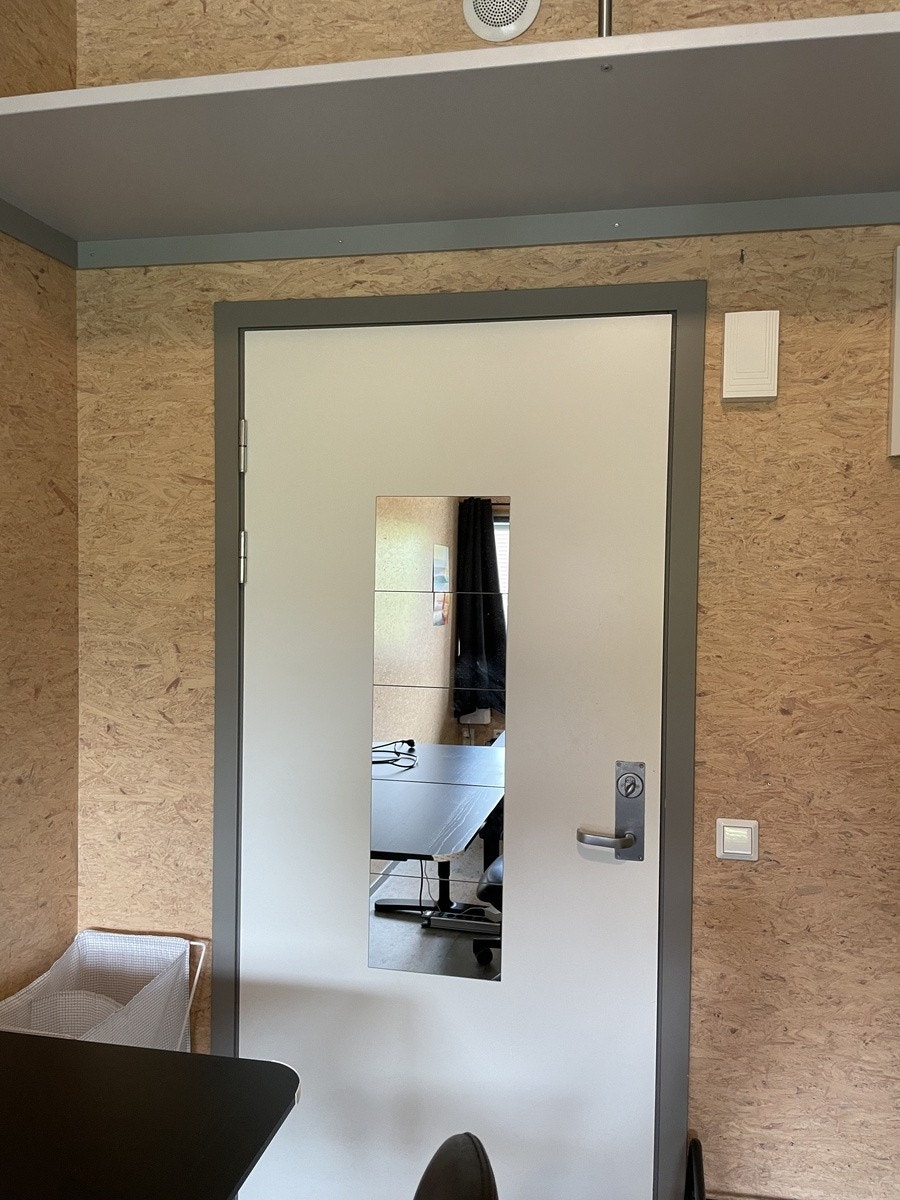 Kurv for skittentøy, stor hylle over for oppbevaring Galleribilde