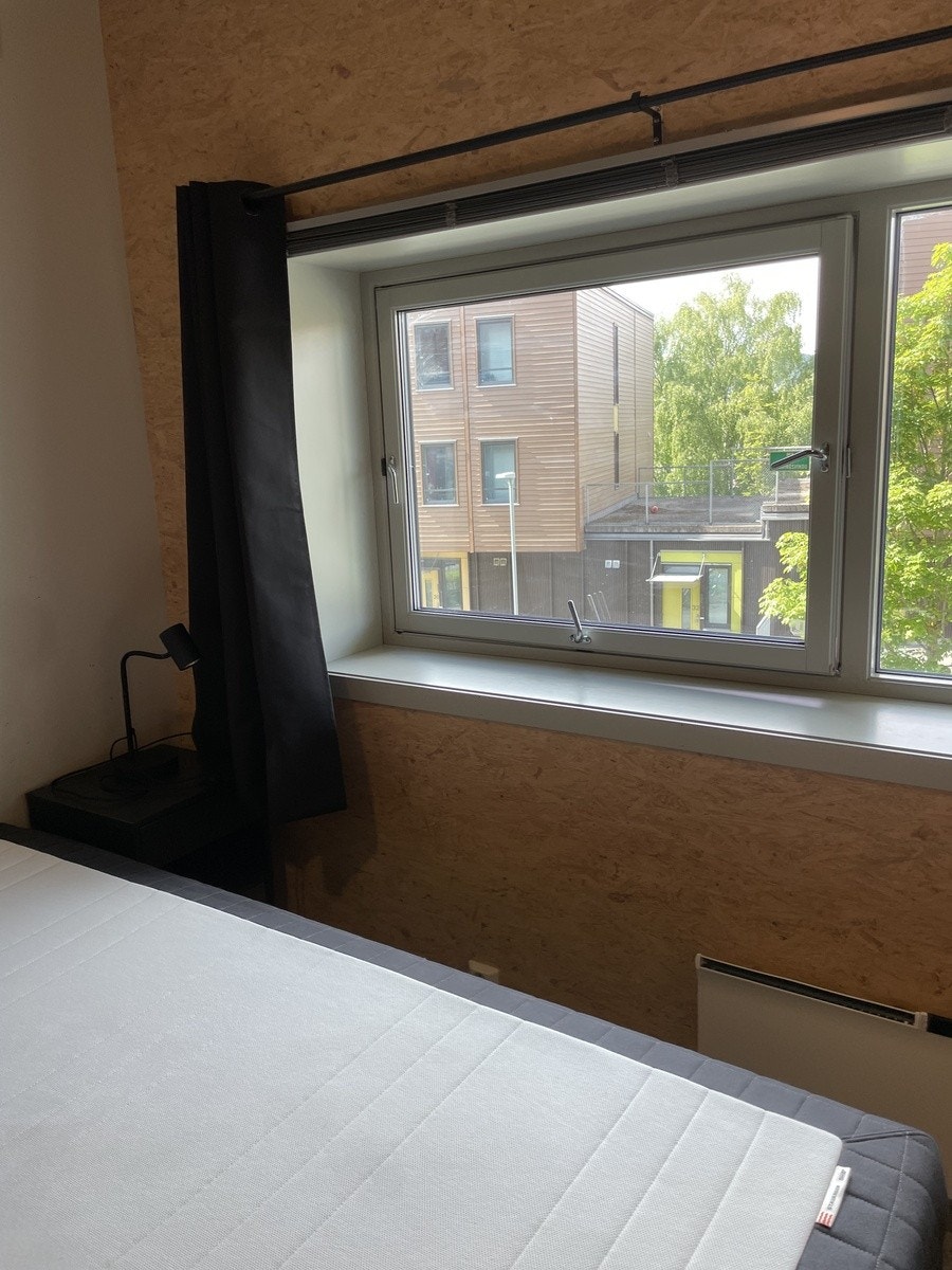 Nattbord med lampe Galleribilde