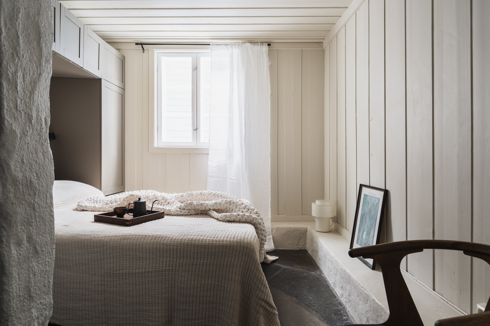 Hovedsoverommet har skifergulv og et praktisk, plassbygget garderobeskap. Galleribilde