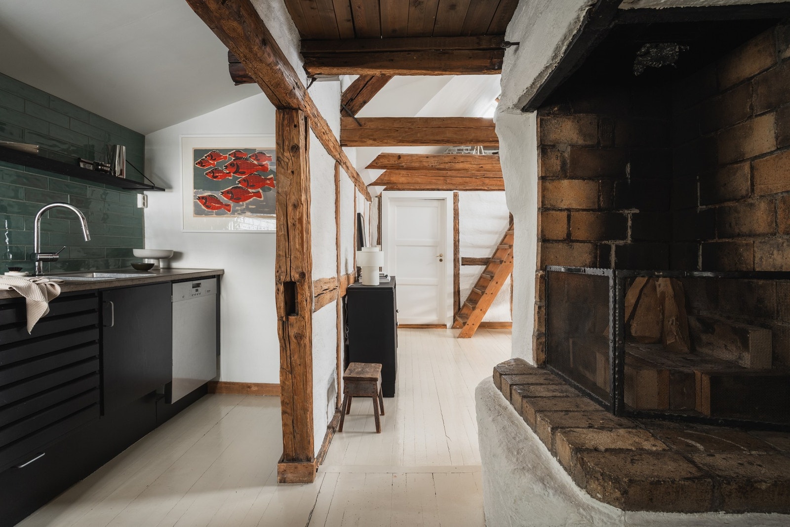 Den åpne gruepeisen er et av boligens to ildsteder og et naturlig samlingspunkt på kjøkkenet. Galleribilde