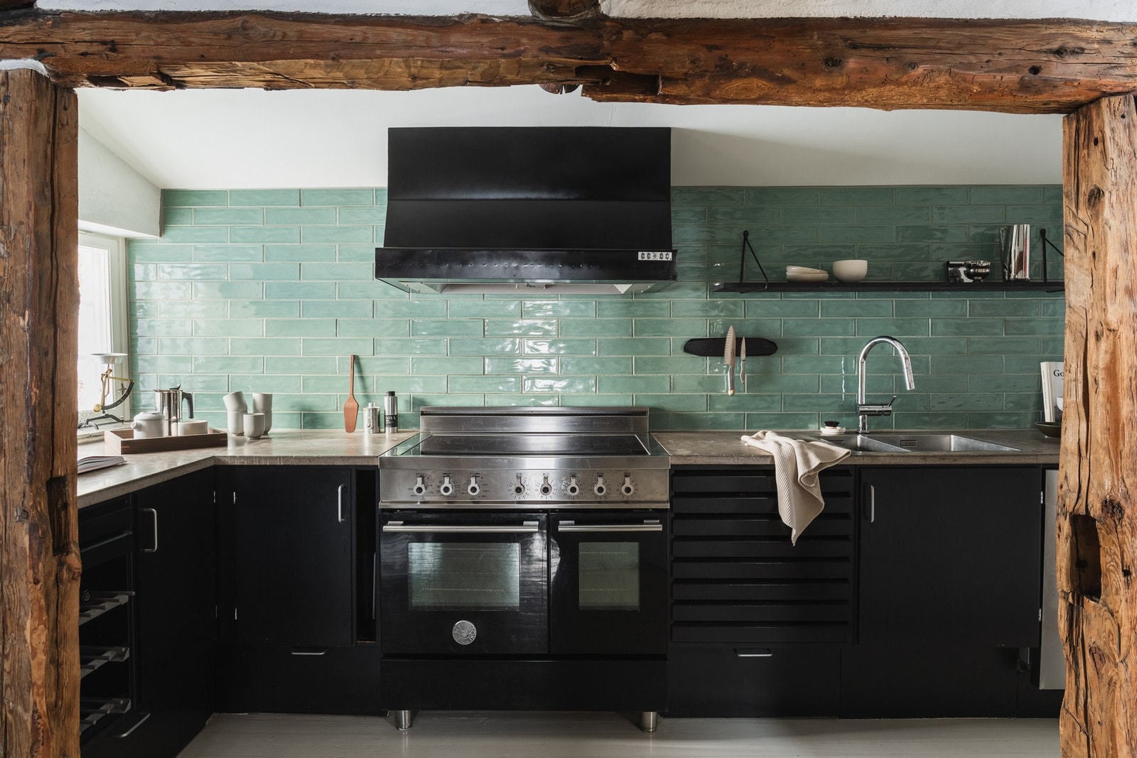 Moderne kjøkken med innredning fra Unoform, benkeplater i støpt betong og heltre. Galleribilde