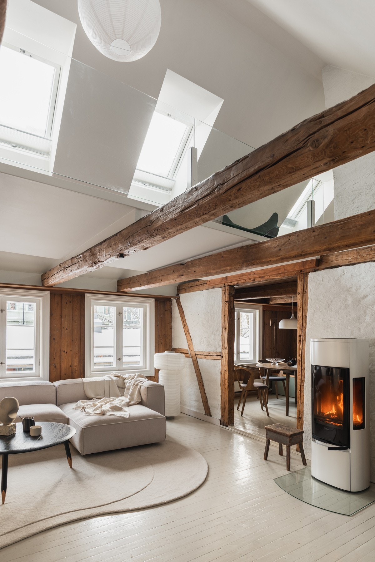 Synlige takbjelker og store vindusflater gir rommet særpreg og godt med dagslys. Galleribilde