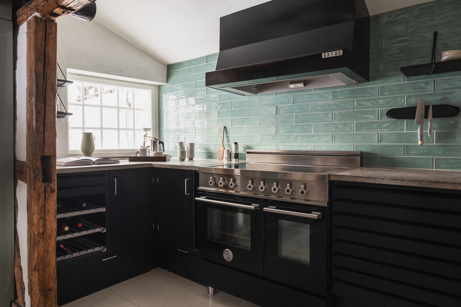 Innredningen kombinerer spilefronter med glatte fronter, og har integrert kjøleskap. Galleribilde