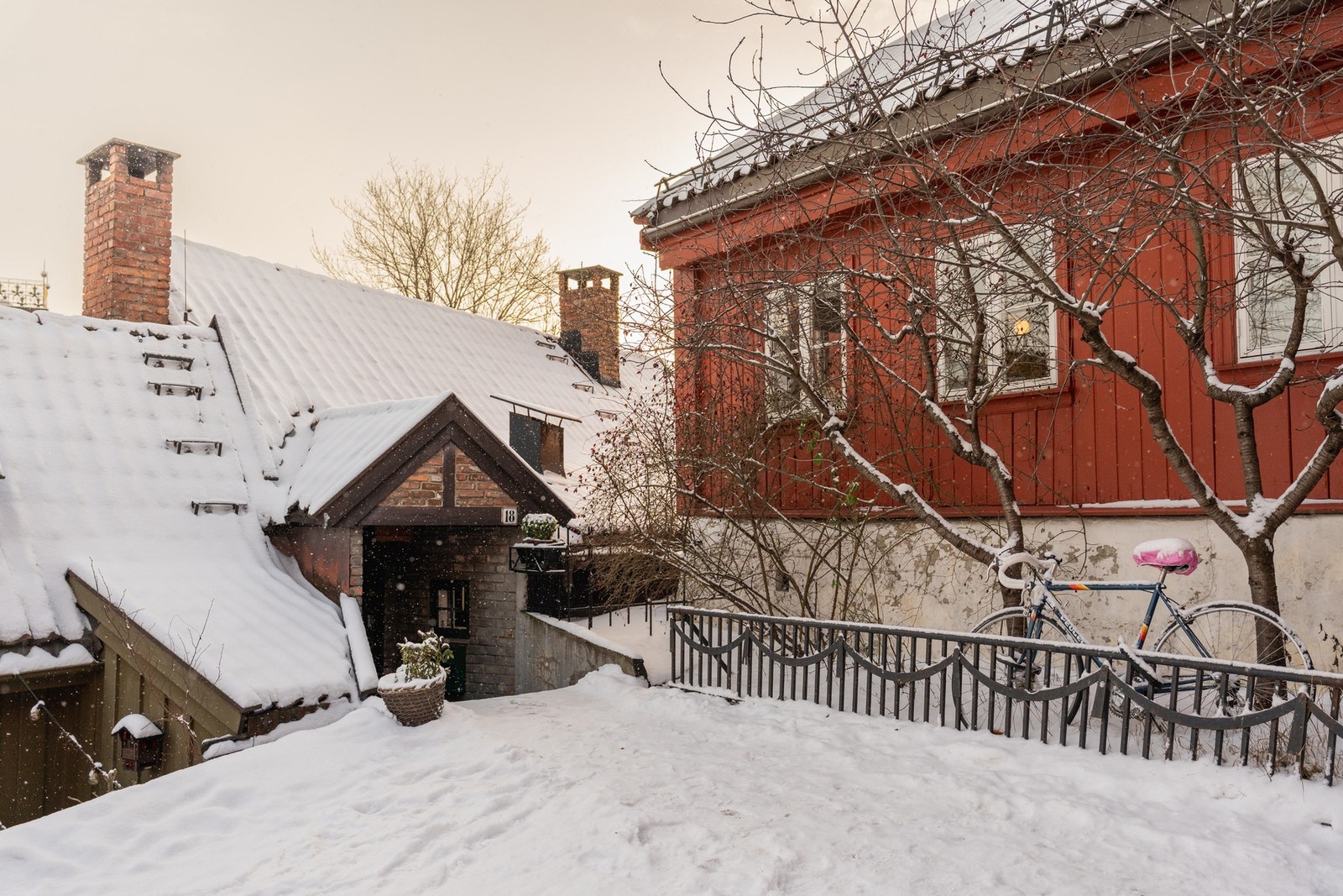 Et særpreget og stemningsfullt byhus fra 1836, modernisert med respekt for sitt historiske særpreg. Galleribilde