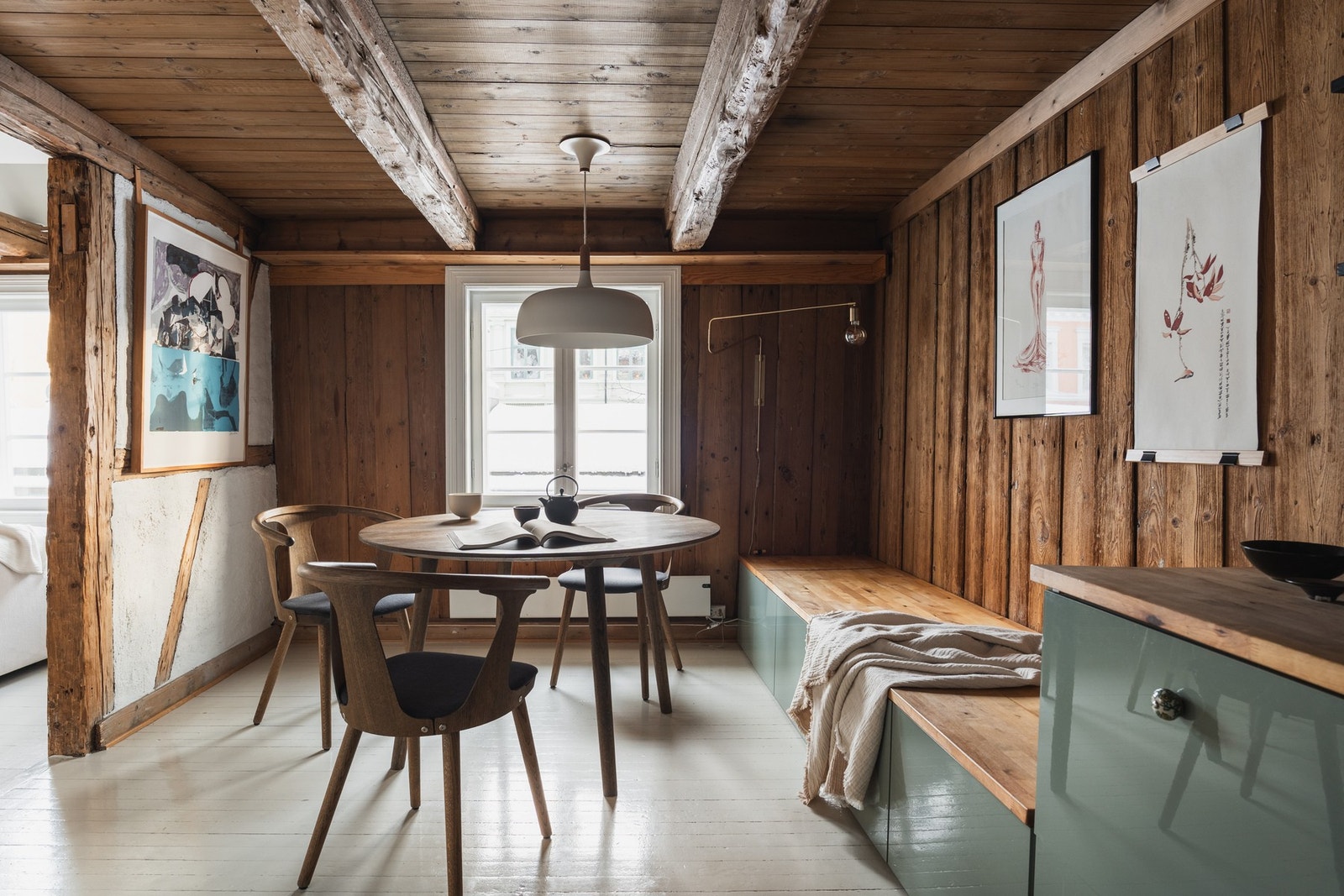 Spisestuen er en lys og trivelig del av den åpne sonen, med originale malte tregulv. Galleribilde