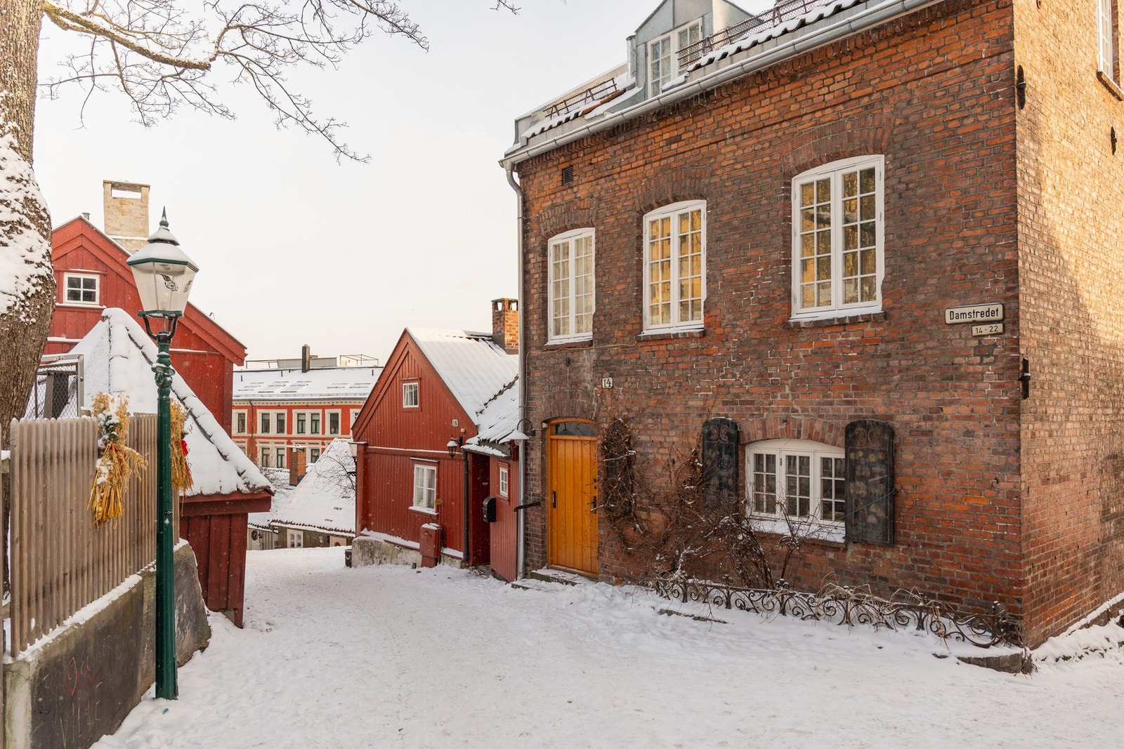 Området har en rik historie, og kulturpersonligheter som Henrik Wergeland har bodd i gaten. Galleribilde
