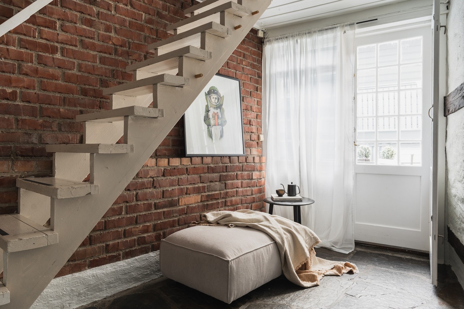 Boligen har to separate innganger. Her fra gangen med utgang til smuget Tranga. Galleribilde