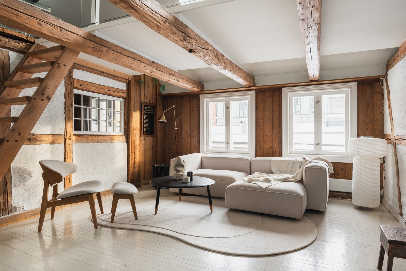 I hovedetasjen åpner boligen seg opp til en stue hvor en nyere peisovn skaper en lun atmosfære. Galleribilde