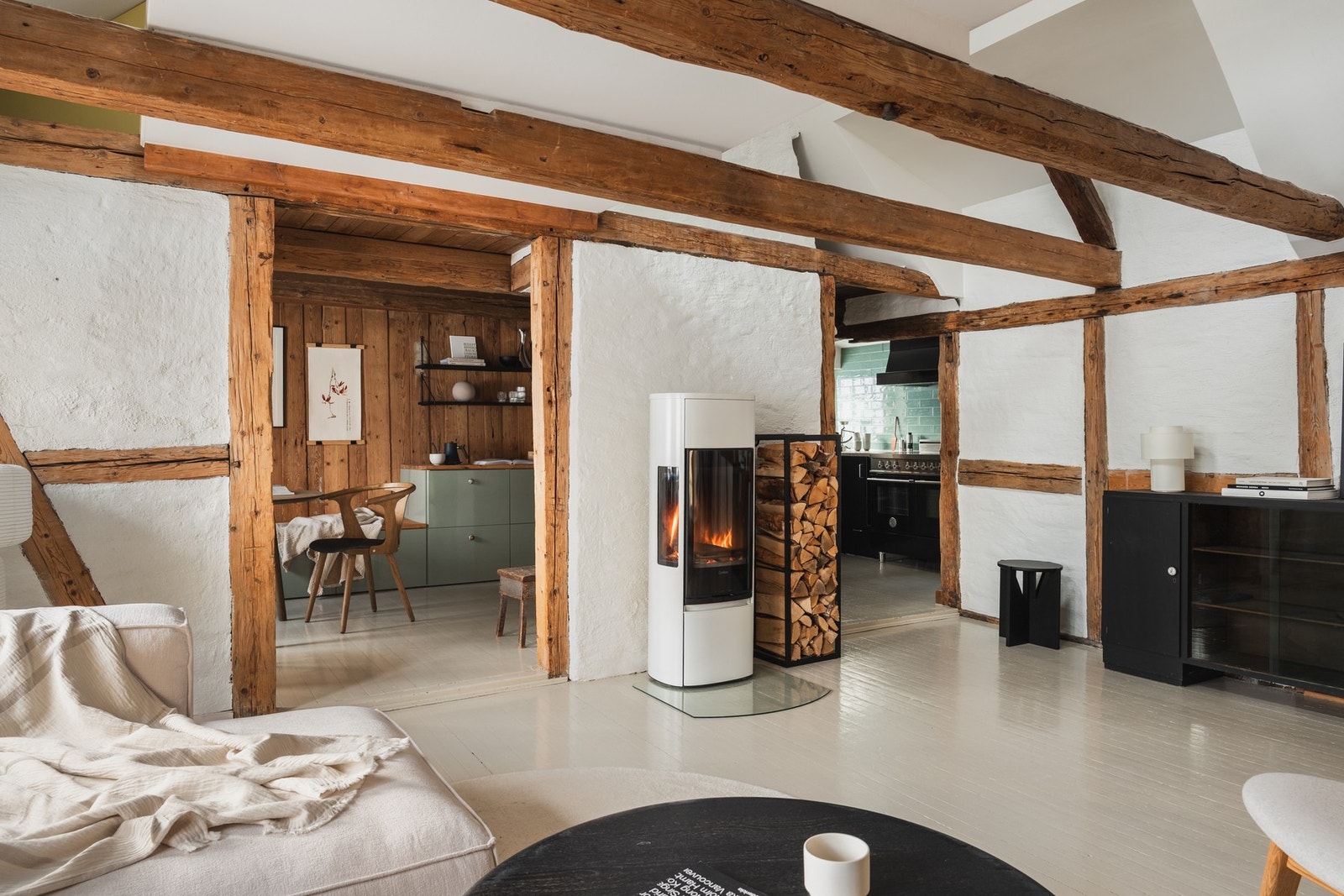 Den åpne løsningen mellom stue, spisestue og kjøkken. Galleribilde