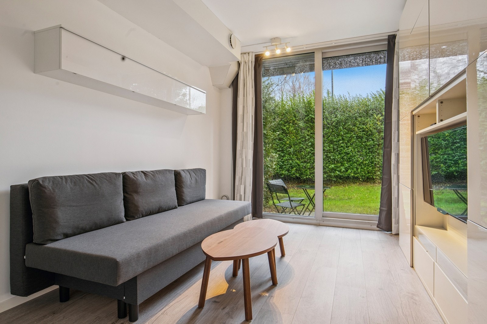 Innredet med sovesofa, stuebord og tv. Internett og tv pakke er inkludert. Galleribilde