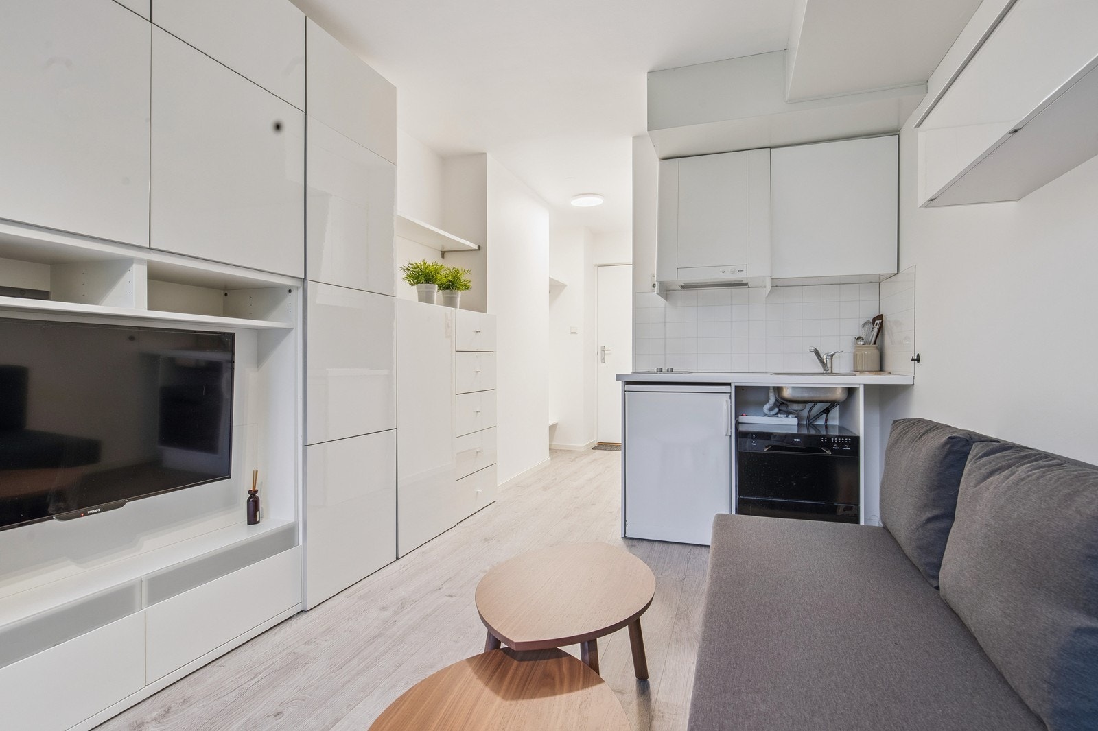 Kjøkkenet har steketopp, kjøleskap med frys og oppvaskmaskin. Galleribilde