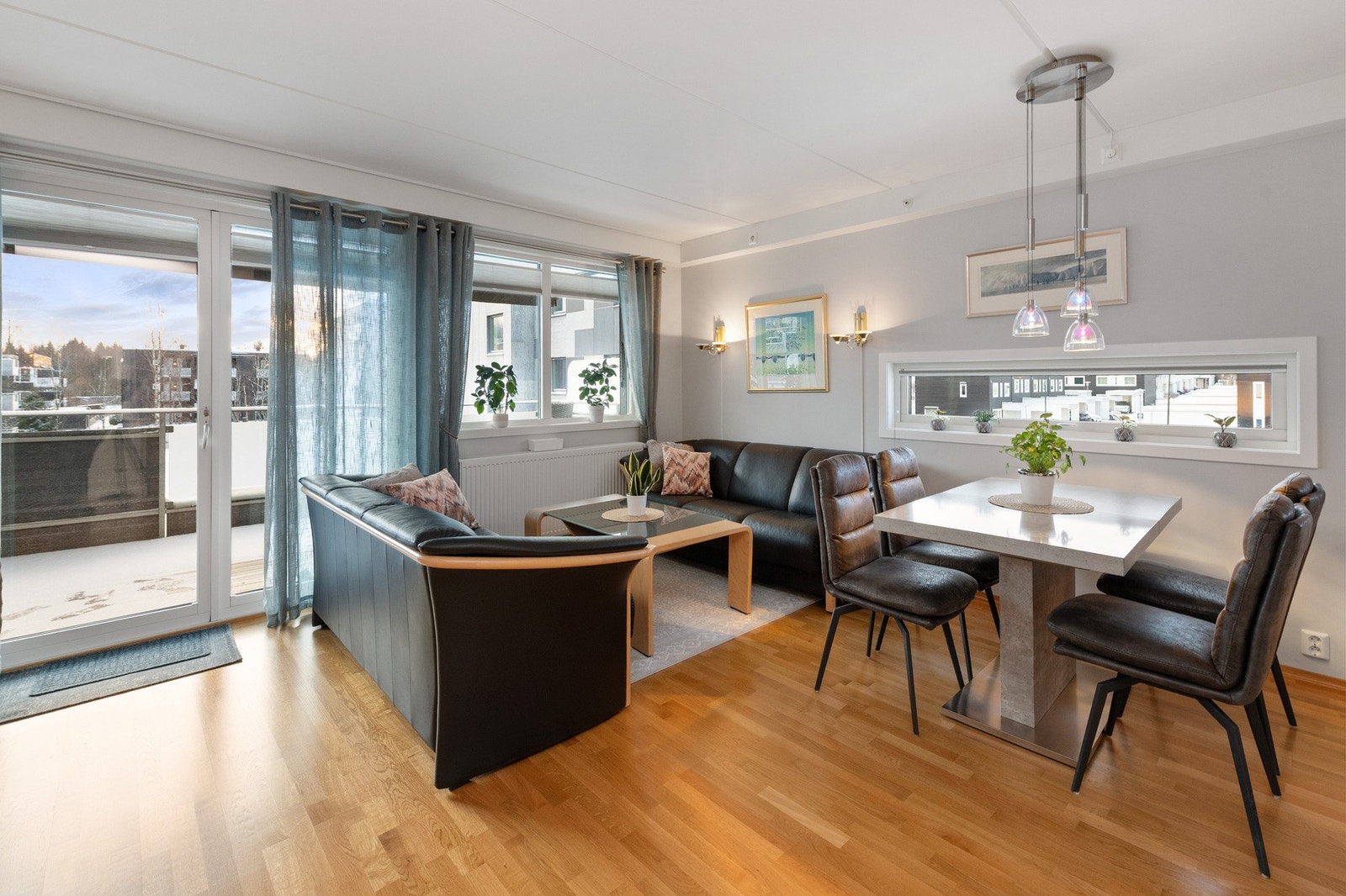 Lys og romslig stue Galleribilde