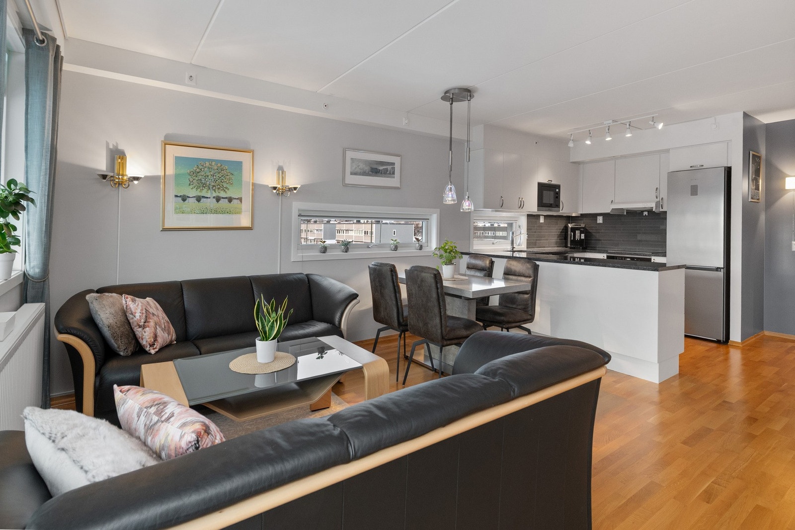 Plass for sofaer Galleribilde