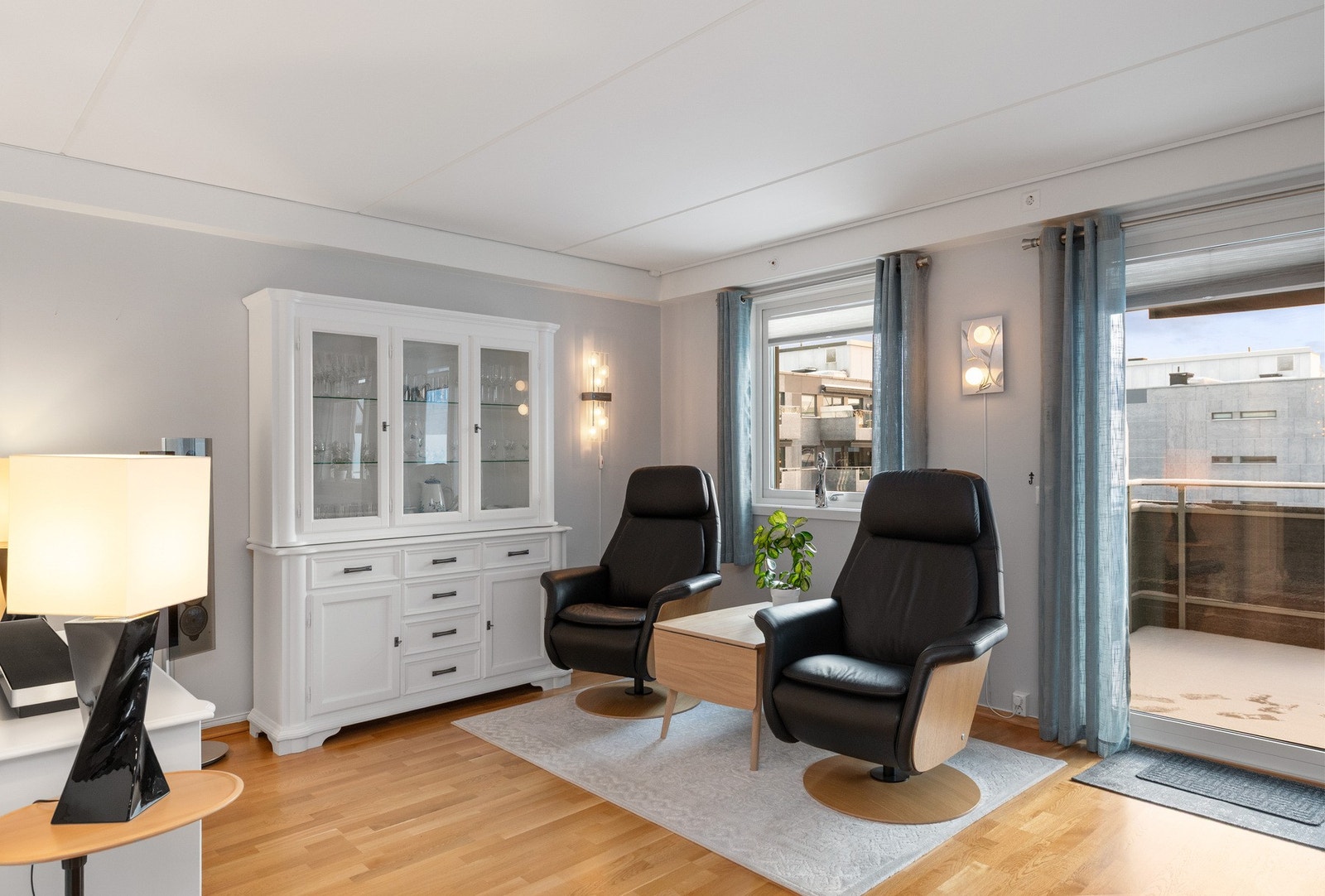 Stuen har god plass til flere møbelgrupper Galleribilde