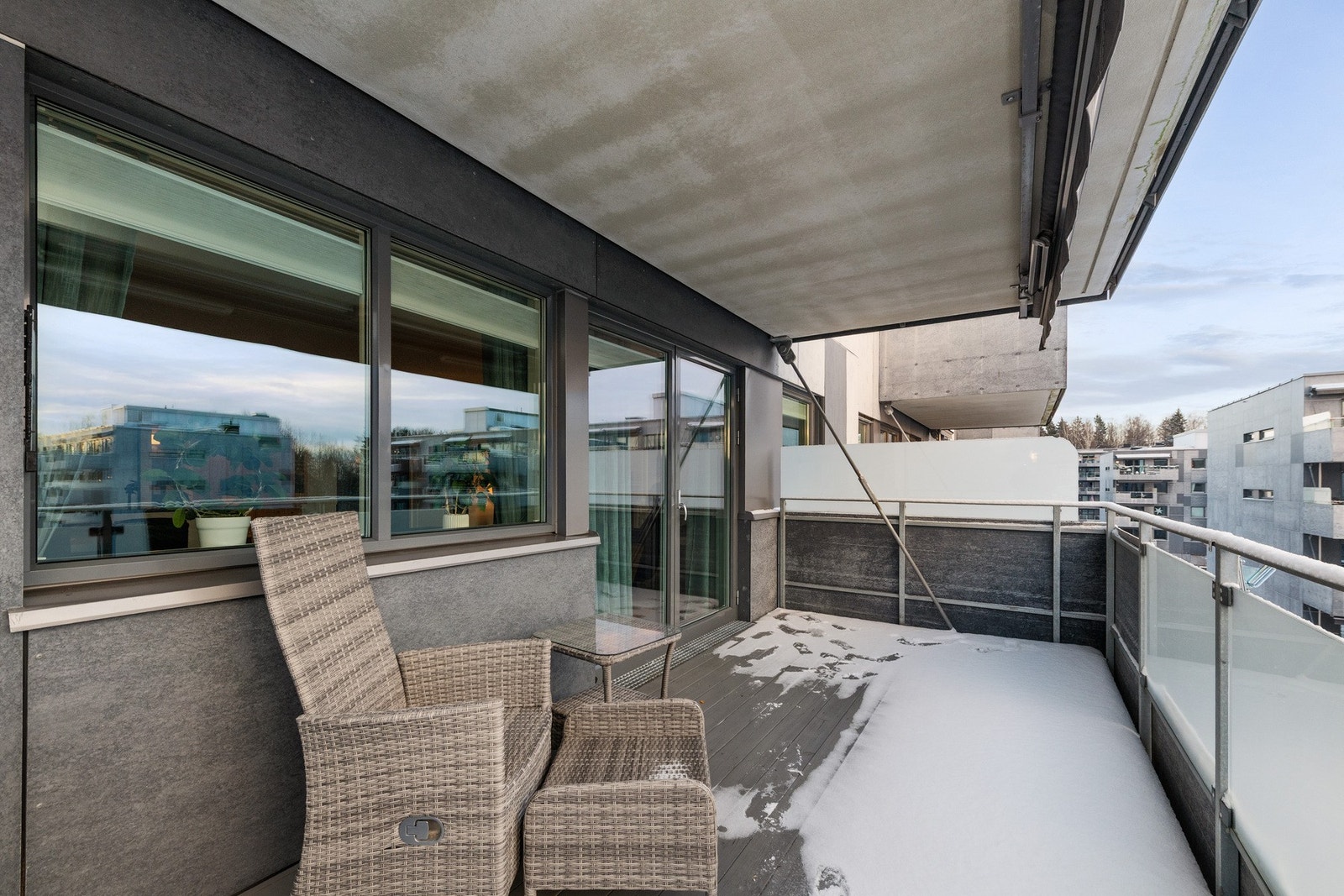 Balkongen er utstyrt med motorisert markise Galleribilde