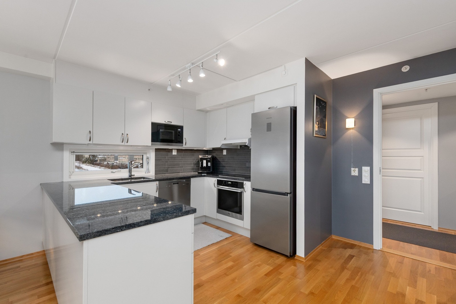 Integrerte Miele hvitevarer medfølger. Avsatt plass til kjøleskap Galleribilde