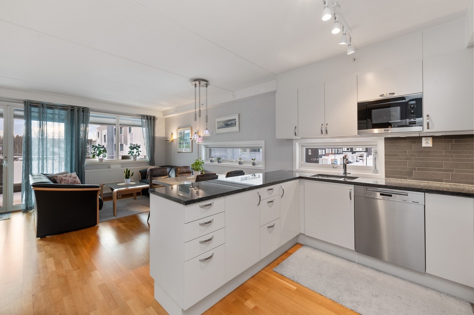 Oppgradert HTH kjøkken med
u-form Galleribilde