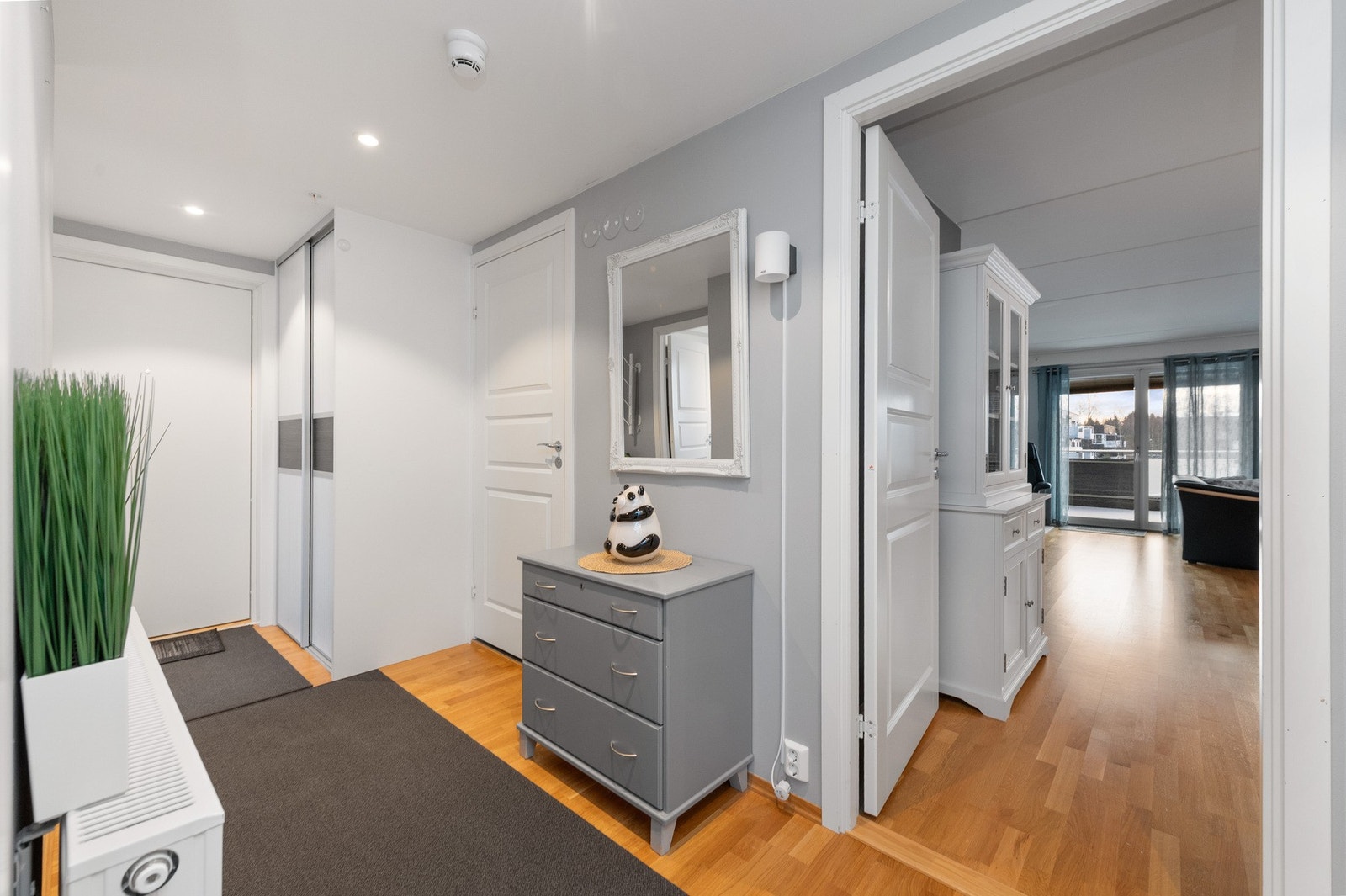 Entrè/gang har to skyvedørsgarderober Galleribilde