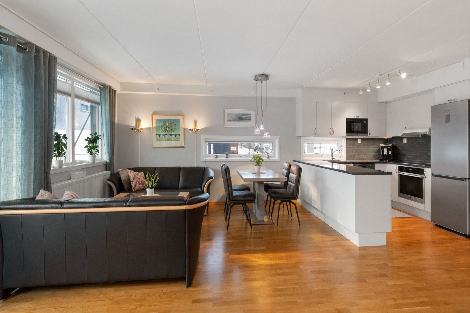 Stuen er møblert i flere soner Galleribilde