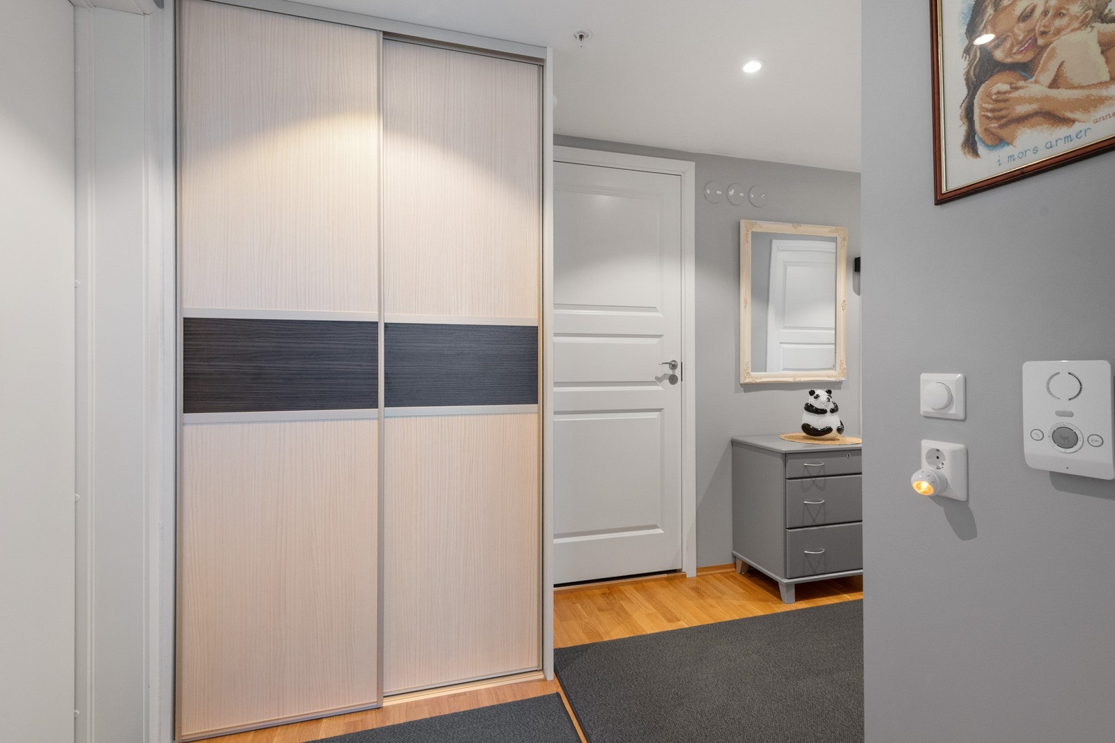 Entrè/gang har to skyvedørsgarderober Galleribilde