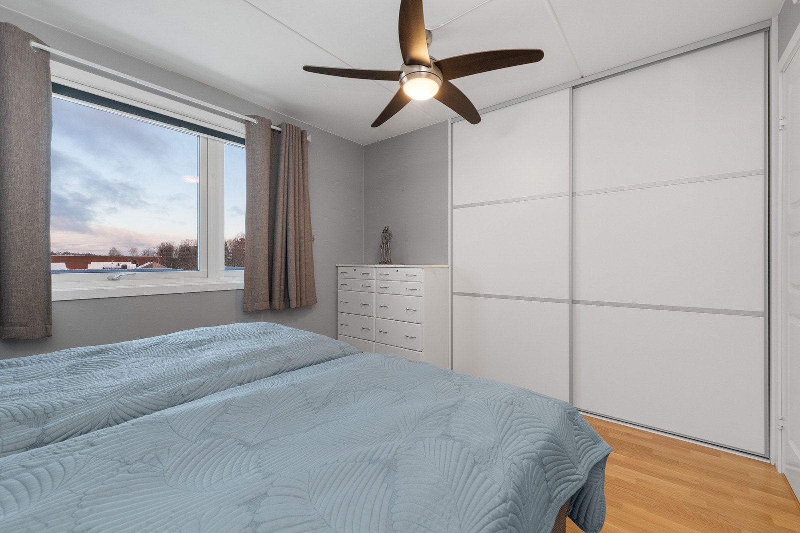 Godt med skapplass og plass til soveromsmøbler Galleribilde