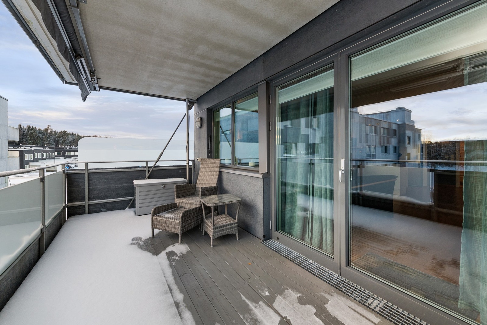 Sydvendt balkong med gode solforhold. Galleribilde