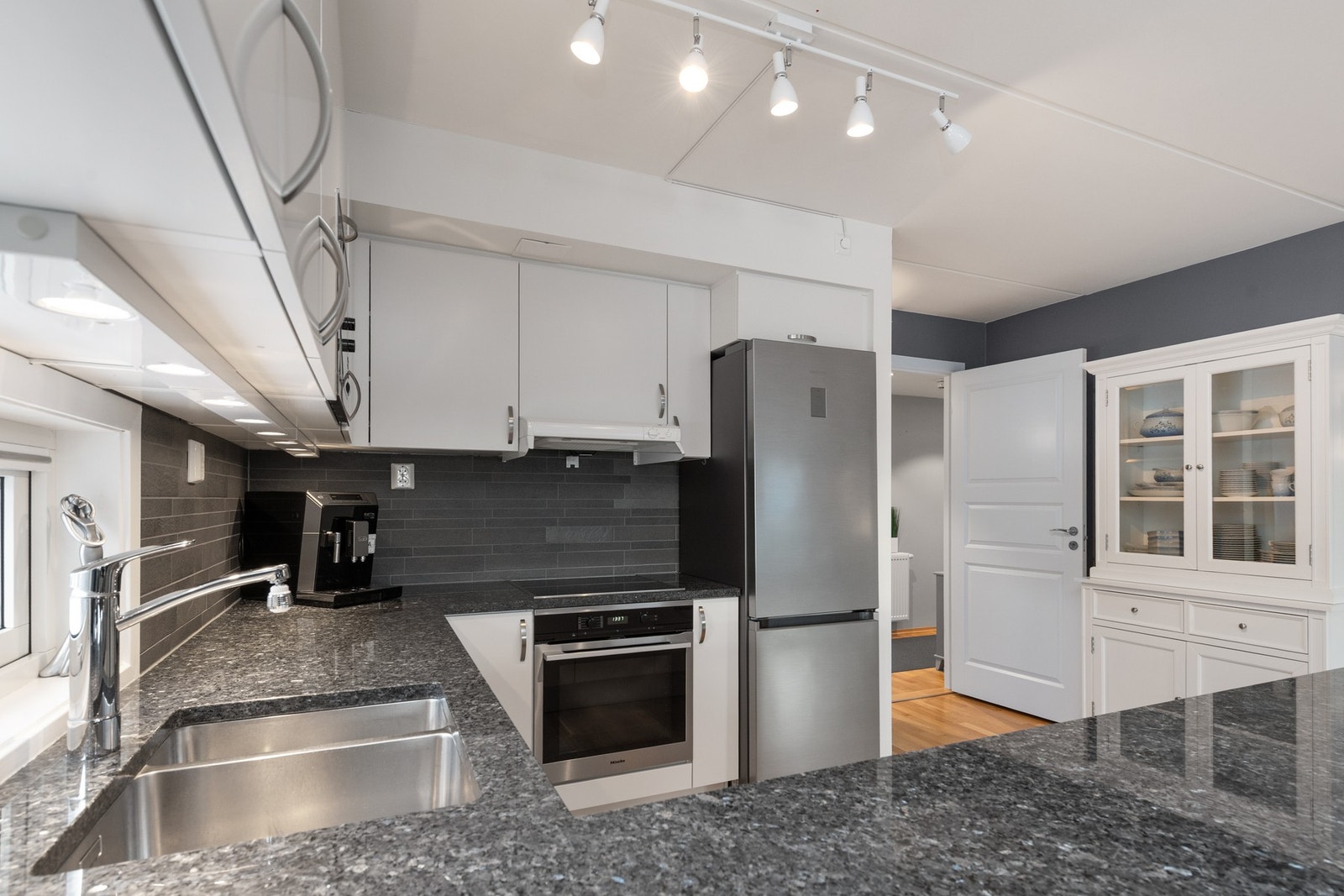 Innredningen har stein benkeplater Galleribilde