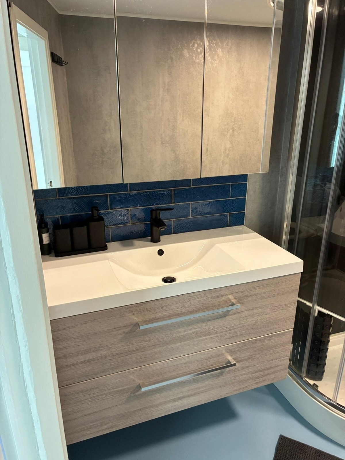 God plass til oppbevaring i både speil og baderomsmøbel. Galleribilde