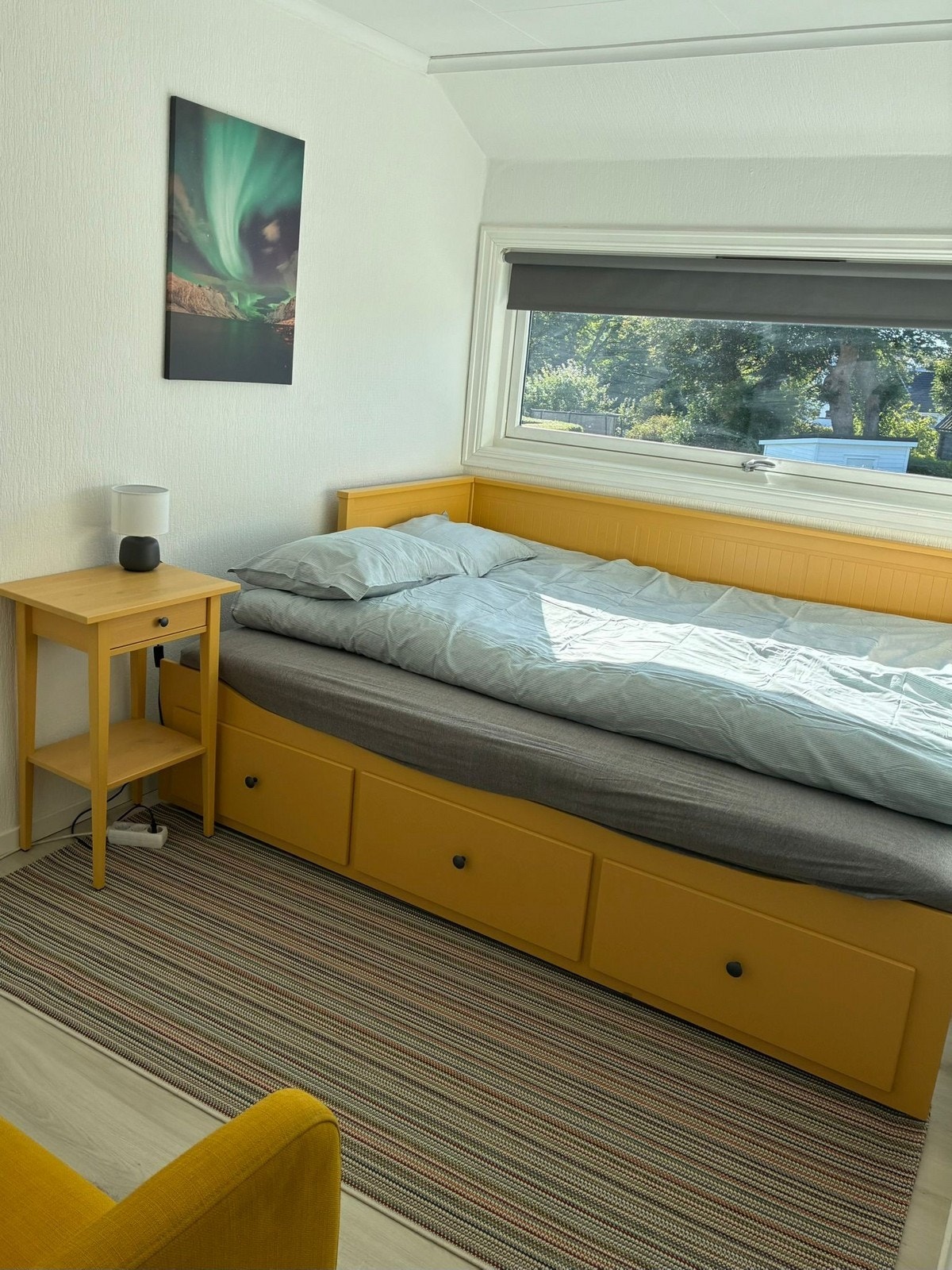 Soverom 2 med utsikt mot felles hage Galleribilde