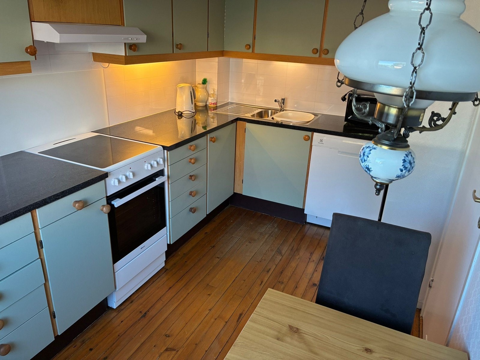 Fullt møblert kjøkken med nye hvitevarer Galleribilde