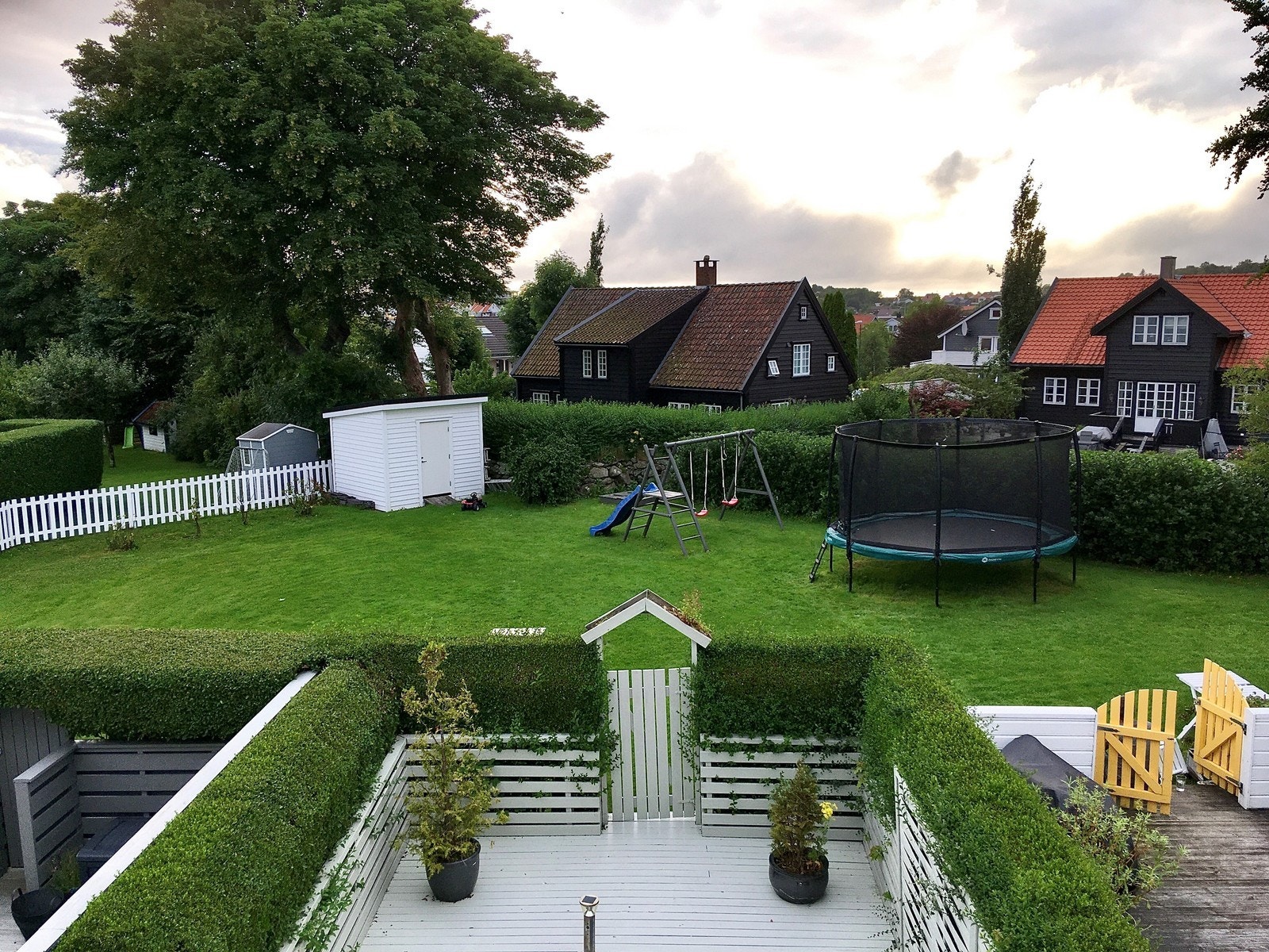 Egen terrasse og felles stor hage Galleribilde