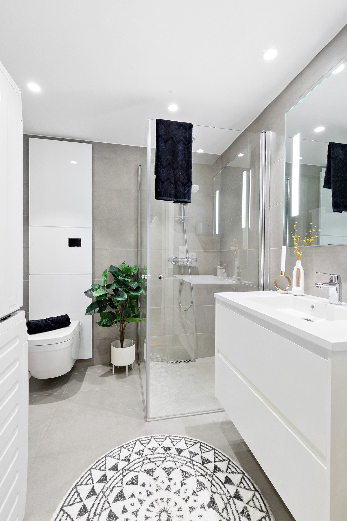 Delikat velvære bad med behagelig varme i gulv. Galleribilde