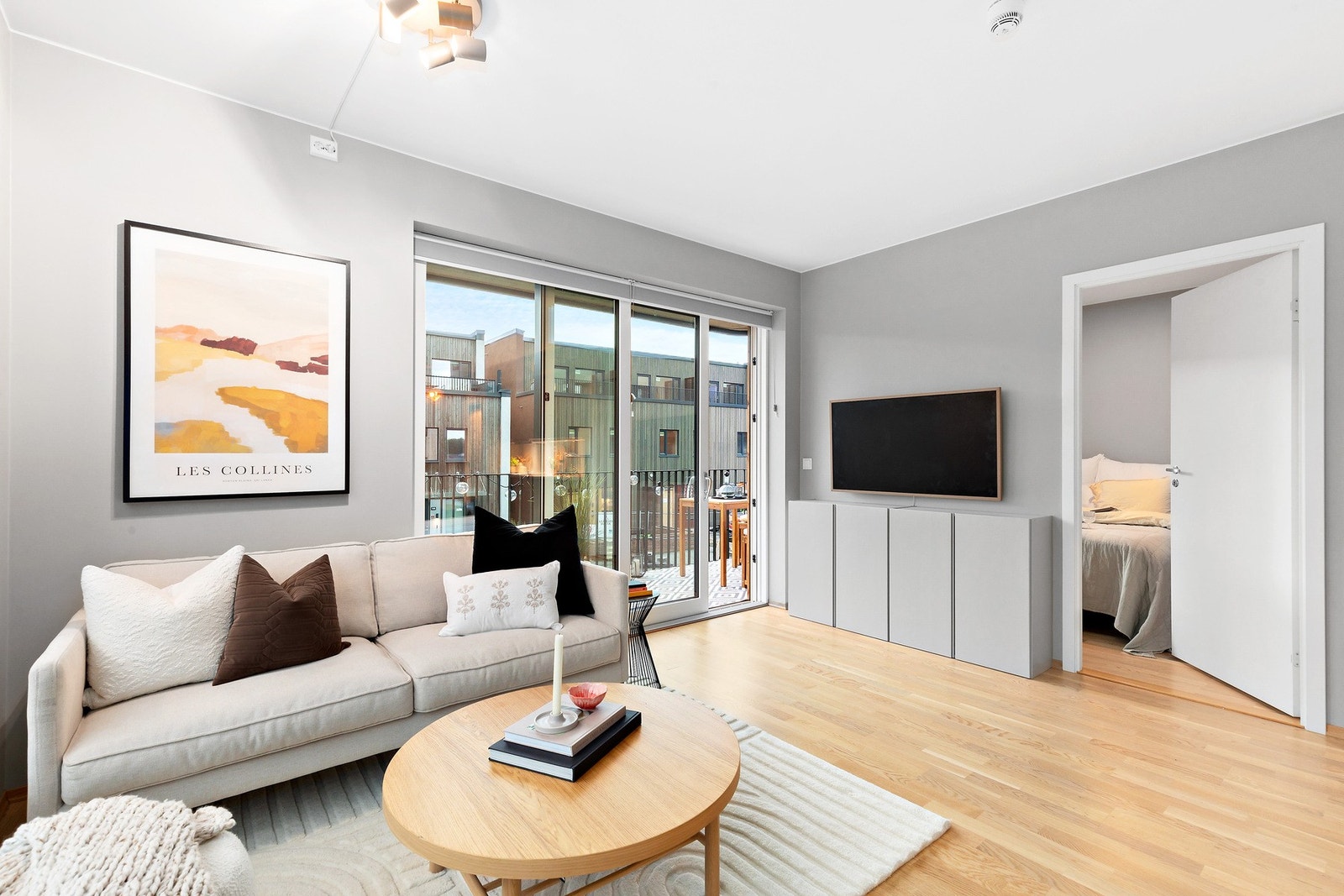 De månedlige fellesutgiftene er lave på kr. 1 042, og dekker felles kontigent, unloc(system/app for ytterdør og garasjeport), felleskostnader, opennet, og drift takterrasse. Galleribilde