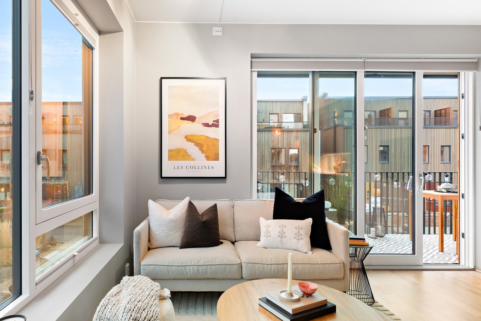 Sameiet har gjesteleilighet, innendørs sykkelpark/sykkelgarasje, stor innvendig bod ved garasjen, leie av elbil og elsykkel. Galleribilde