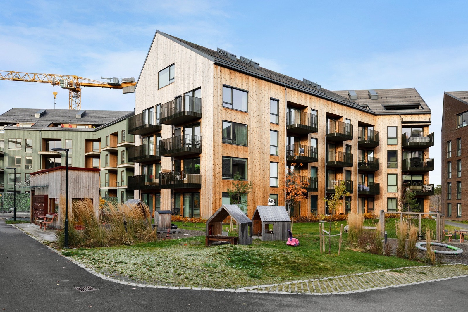 Nabolaget beskrives som et godt nabomiljø, blandede aldre, og trygt og sosialt med utemiljø (barna kan leke fritt ute på store områder). Galleribilde