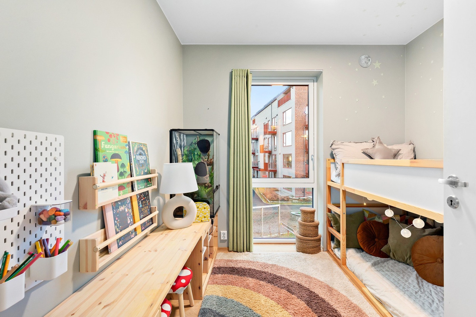 Barnerommet har også spesialtilpasset seng og oppbevaringsmøbler med skrivebord, som kan følge med om ønskelig. Galleribilde